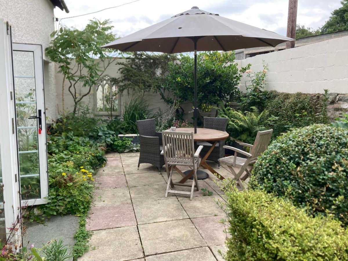 Bryntirion Farmhouse Apartment With Hot Tub Llanfair Caereinion Exterior photo