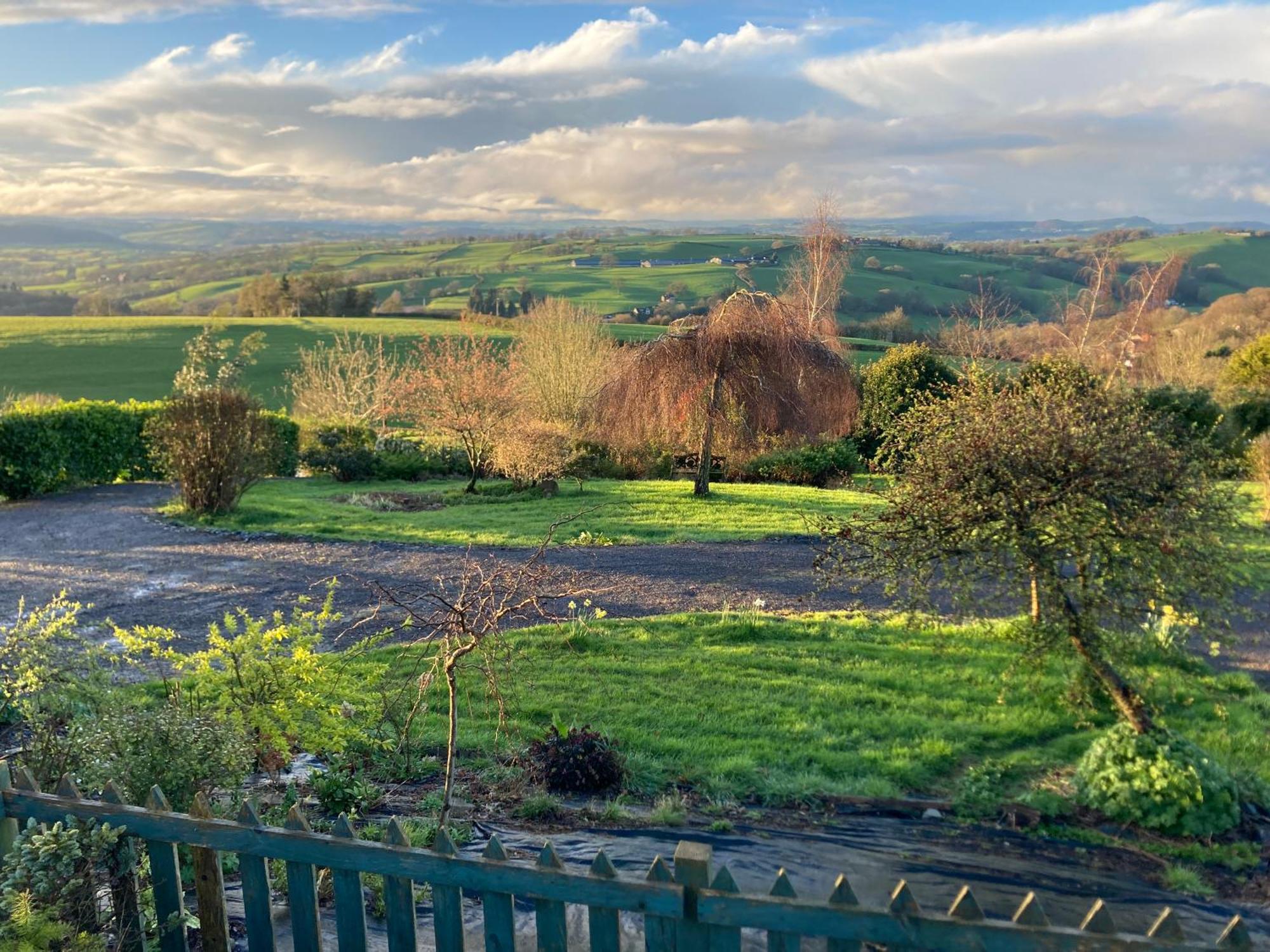 Bryntirion Farmhouse Apartment With Hot Tub Llanfair Caereinion Exterior photo